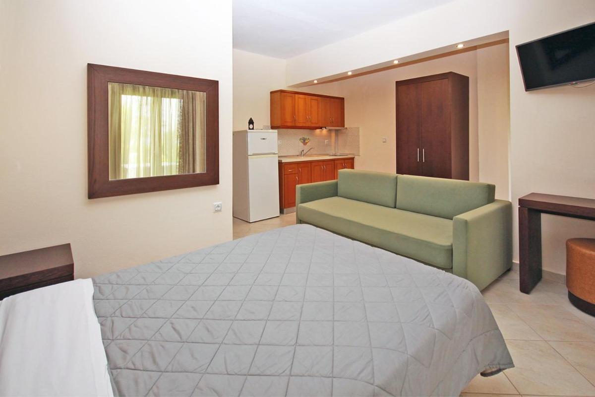 Stamos Apartments And Studios Vourvourou Room photo